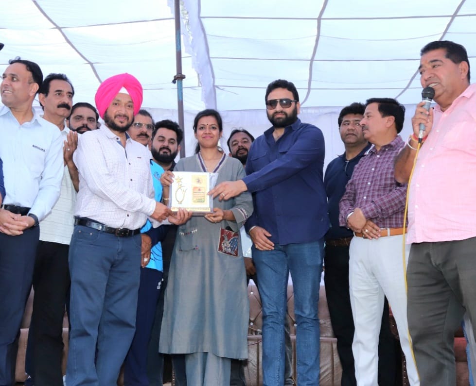 होशियारपुर जिला क्रिकेट एसोसिएशन ने साइकिलिंग के क्षेत्र में नई ऊंचाइयां हासिल करने वाले अंतरराष्ट्रीय साइकिलिस्ट बलराज सिंह चौहान को सम्मानित किया